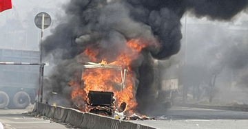 Xe container cháy ngùn ngụt trên Quốc lộ 51, giao thông ùn tắc kéo dài 2km