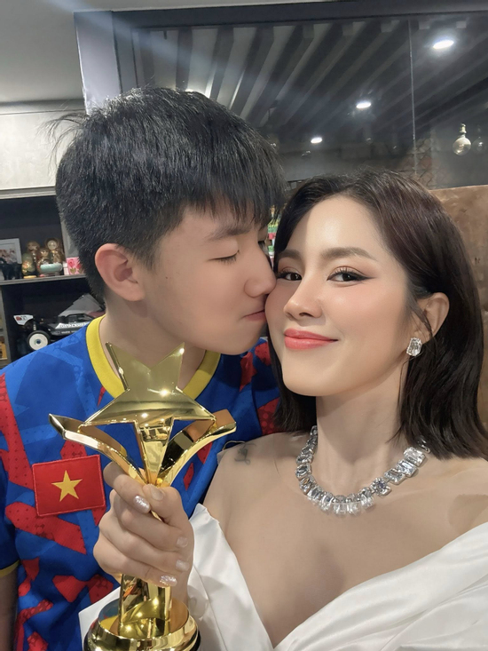 Con trai Lê Phương gây chú ý khi mẹ nhận tin vui ở tuổi trung niên