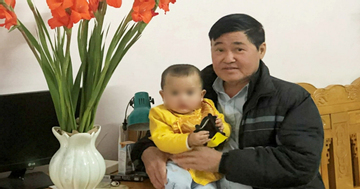 Rơi hết tiền và điện thoại quý ở Hà Nội, người đàn ông vỡ oà khi được trả lại