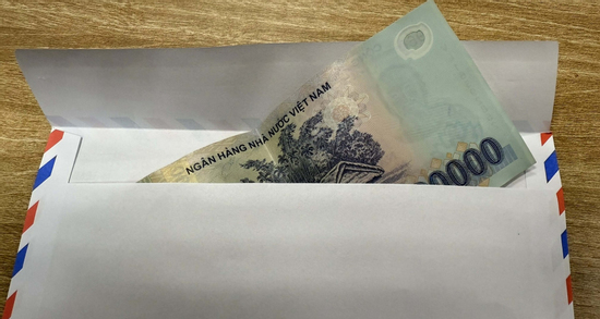 3 chị gái mỉa mai phong bì của thông gia giàu rồi lặng thinh khi biết sự thật