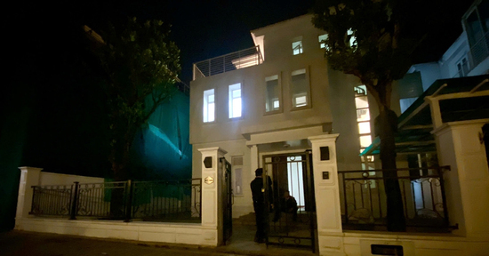 Kiểm tra 2 căn biệt thự ở Hà Nội, công an phát hiện nhóm lừa đảo người nước ngoài