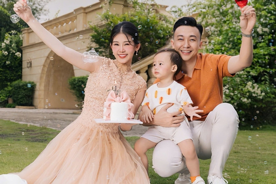 Con trai Lê Âu Ngân Anh trong ngày đặc biệt của mẹ