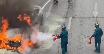 Ô tô Audi cháy dữ dội khi qua hầm chui Thanh Xuân, Hà Nội