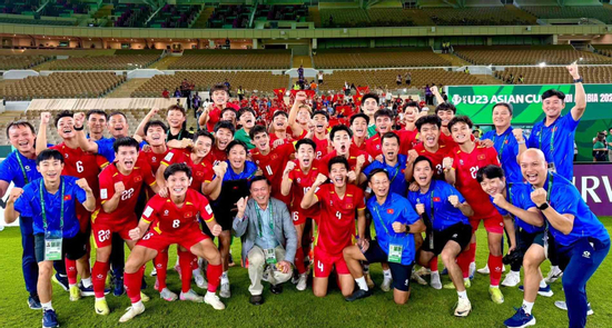 Video U23 Việt Nam vỡ òa cảm xúc, tri ân người hâm mộ trên khán đài