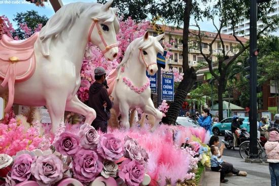 Cận cảnh cặp linh vật ngựa hồng gây sốt ở Nha Trang