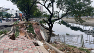 Sạt lở bờ kênh ở TP.HCM, khoét sâu lòng đường hơn 50 m