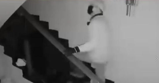 Ba đối tượng đột nhập vào phòng ngủ nhà dân, trộm két sắt nặng 100kg