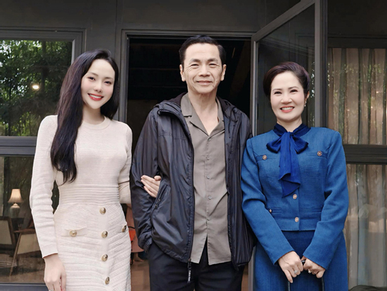 Bà Tứ - vợ ông Sách trong phim 'Lằn ranh' ở đời thực đã lên chức bà ngoại