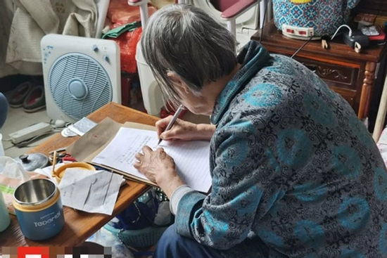 Bi kịch tuổi già: Nhờ con trai giữ tiền, cụ bà ôm hối hận muộn màng