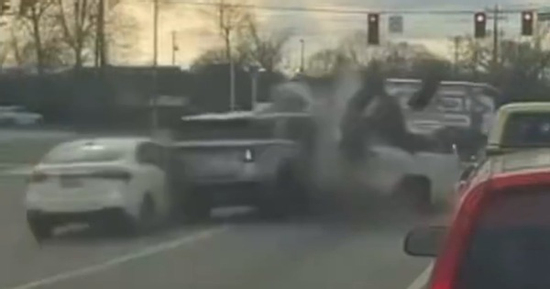 Đạp nhầm chân ga, nữ tài xế tông trúng 3 ô tô đang dừng đèn đỏ