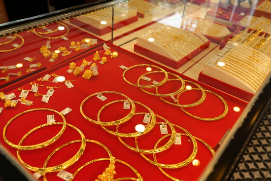 Giá vàng hôm nay 19/1: Nhà đầu tư chốt lời, vàng chững lại