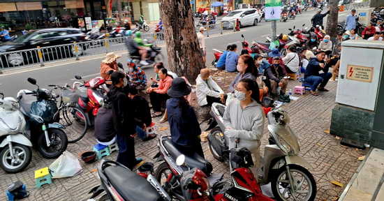 Mẹ chồng U70 xếp hàng mua vàng từ 5h, nói điều khiến con dâu nghẹn lòng