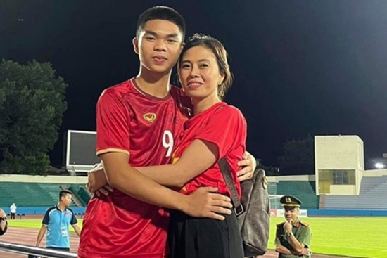 Người mẹ từ Nam ra Bắc rửa bát, bưng bê nuôi giấc mơ cầu thủ của Lê Phát