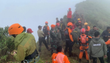 Rơi máy bay Indonesia: Tìm thấy nạn nhân đầu tiên, cứu hộ vô cùng khó khăn