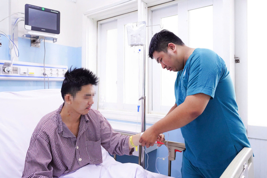 Cứu sống người đàn ông ngừng tim khi đang chơi cầu lông