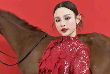 Huyền Baby gây chú ý với concept ngập sắc đỏ 'mã đáo thành công'