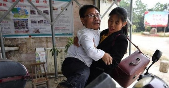 Người đàn ông cao 90cm chăm sóc 2.000 dân làng suốt 36 năm