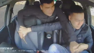 Rùng mình với clip hành khách dùng vật nhọn đâm liên tiếp vào mặt tài xế đang lái xe
