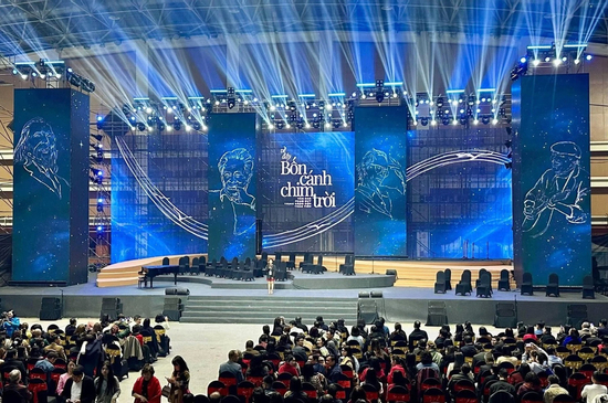 Tranh luận trách nhiệm của nghệ sĩ quanh concert 'Về đây bốn cánh chim trời'