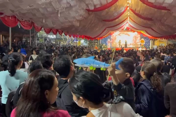 Bố Hiểu Minh bắc rạp, mẹ Lê Phát lắp máy chiếu mời bà con xem bán kết U23 châu Á