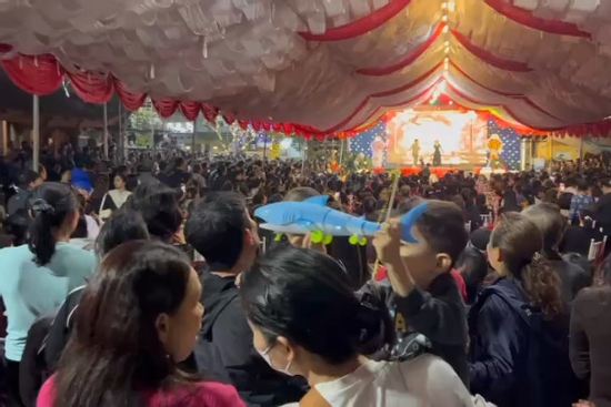 Bố Hiểu Minh bắc rạp, mẹ Lê Phát lắp máy chiếu mời bà con xem bán kết U23 châu Á