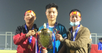 Bố tiền vệ Xuân Bắc nấu cháo gà, cùng 20 người chờ xem bán kết U23 châu Á