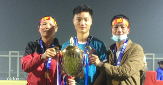 Bố tiền vệ Xuân Bắc nấu cháo gà, cùng 20 người chờ xem bán kết U23 châu Á