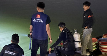 Quần thảo dưới sông Hương tìm kiếm 2 lượng vàng người dân đánh rơi