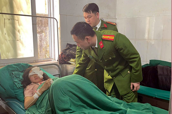 Thai phụ bị đá lăn trúng đầu và bụng