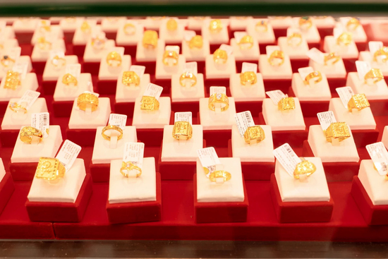 Giá vàng hôm nay 21/1: Lập đỉnh cao chưa từng có, vượt 4.700 USD/ounce