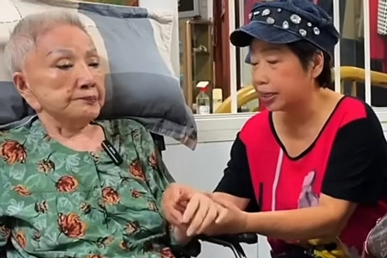 Nghệ sĩ cải lương Hồng Nga U80 da dẻ vẫn hồng hào nhưng bị lẫn, không còn nhớ ai