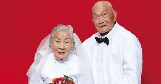 Vợ chồng 102 tuổi sinh cùng ngày, tháng, năm: Con cái tiết lộ bí quyết sống thọ