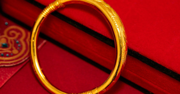 Đi họp lớp 40 năm, bố chồng mang về một chiếc vòng vàng khiến mẹ chồng nghẹn đắng