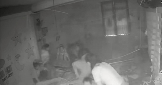 Trần thạch cao đổ sập đè trúng nhiều trẻ mầm non đang ngủ
