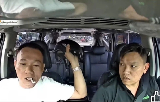 Bị nhắc nhở không hút thuốc, khách cầm mũ bảo hiểm đập ô tô, hành hung tài xế