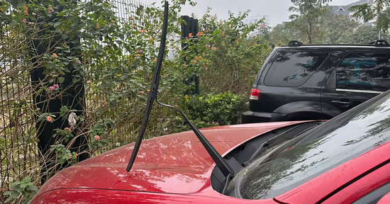 Công an vào cuộc vụ hàng loạt ô tô của người dân chung cư ở Hà Nội bị phá hoại