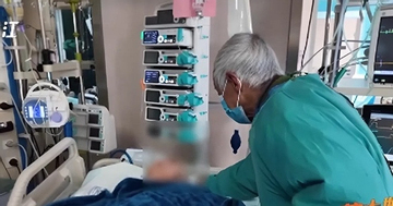 Cụ ông 81 tuổi đi 12 tiếng mỗi ngày chỉ để nắm tay vợ 30 phút