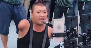 Nhờ sự nghiêm khắc của mẹ, con trai 'không tay chân' dùng miệng nuôi cả gia đình