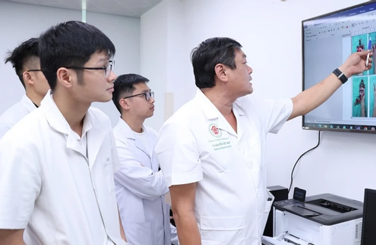 Pháo nổ 'xé' nát bàn tay thiếu niên 15 tuổi