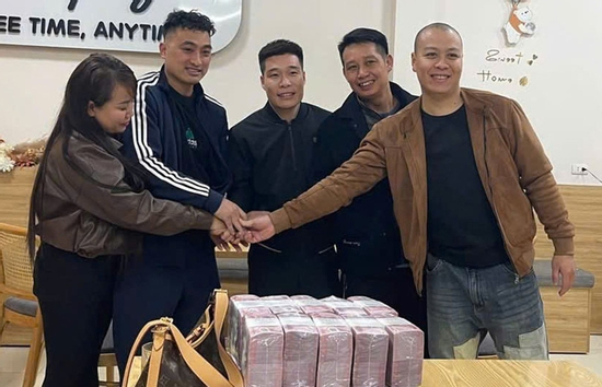 Ba người nhặt được bao tải chứa gần 1 tỷ đồng gần cao tốc Pháp Vân - Cầu Giẽ