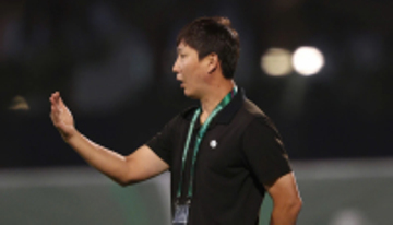 Đình Bắc ghi bàn rồi nhận thẻ đỏ, HLV Kim Sang-sik nói lý do