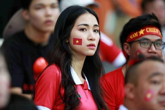 Hòa Minzy bật khóc vì U23 Việt Nam, cầu thủ Đình Bắc bất ngờ vào bình luận