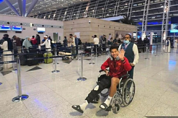 Nóng: Hình ảnh U23 Việt Nam ra sân bay về nước, Hiểu Minh ngồi xe lăn cười hạnh phúc