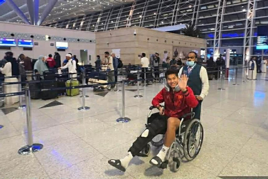 Nóng: Hình ảnh U23 Việt Nam ra sân bay về nước, Hiểu Minh ngồi xe lăn cười hạnh phúc