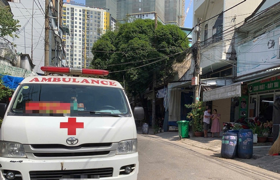 Phát hiện nam thanh niên tử vong trước cửa phòng trọ của bạn gái ở TP.HCM