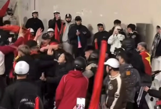 Bắt nhóm đối tượng sàm sỡ cô gái, tấn công người bạn trai khi 