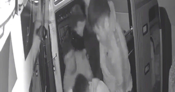 Phụ xe bị nhóm người lạ đánh tới tấp trên ô tô khách