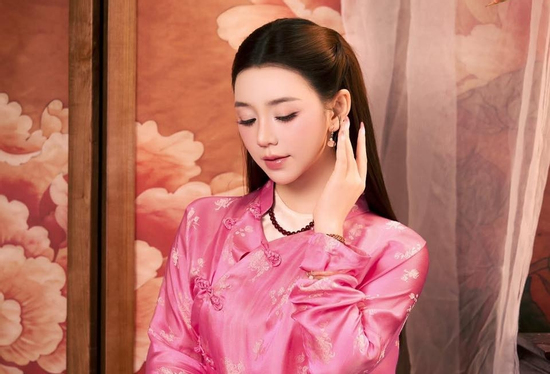 Quỳnh Kool gây chú ý khi diện áo dài hồng phấn