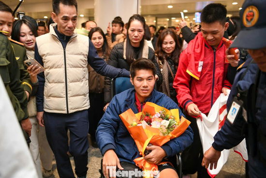 Sân bay Nội Bài vỡ òa đón U23 Việt Nam