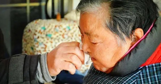 Bà Tâm xin nghỉ sau 20 năm làm giúp việc, chủ nhà nhất quyết ngăn cản rồi làm một việc khiến bà sốc ngang